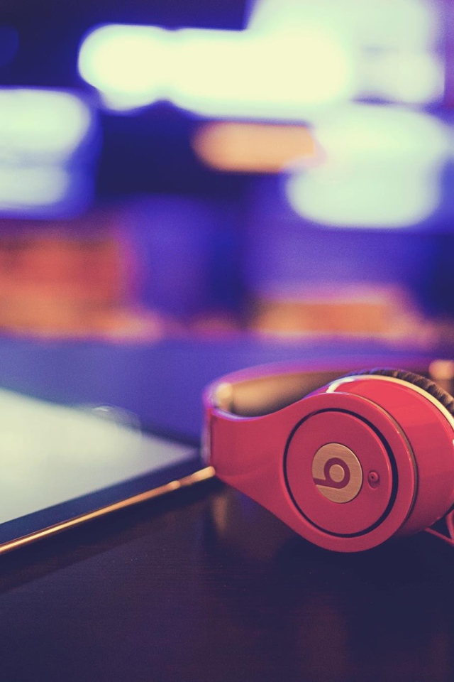 Красные наушники Beats by Dre