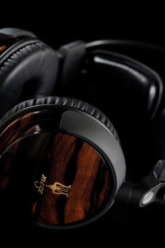 Королевские наушники на черном фоне