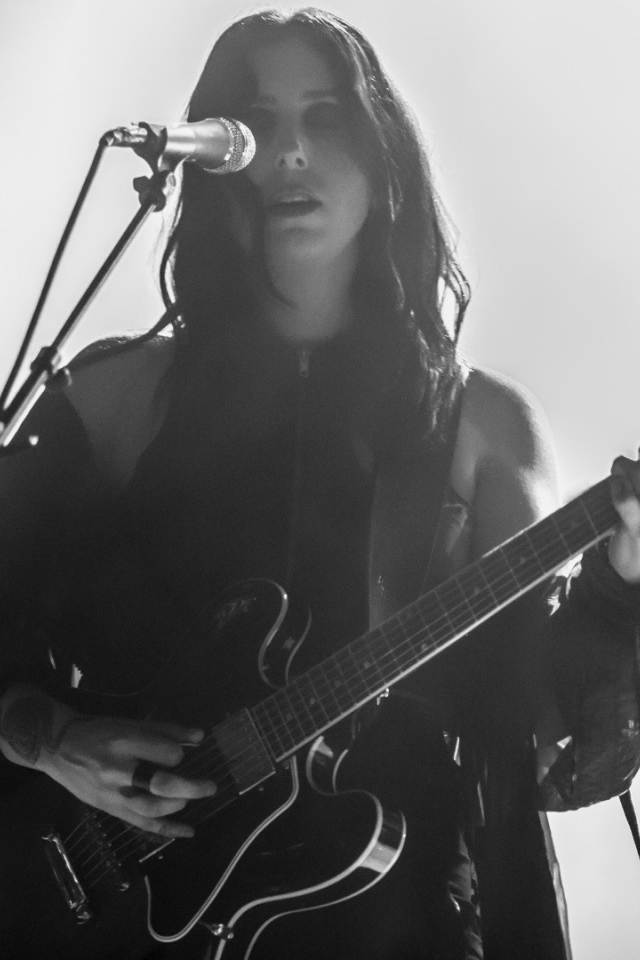 Певица Челси Вулф у микрофона