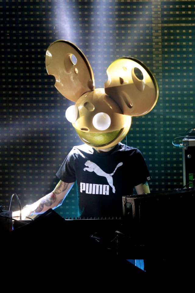 Модный канадский диджей deadmau5