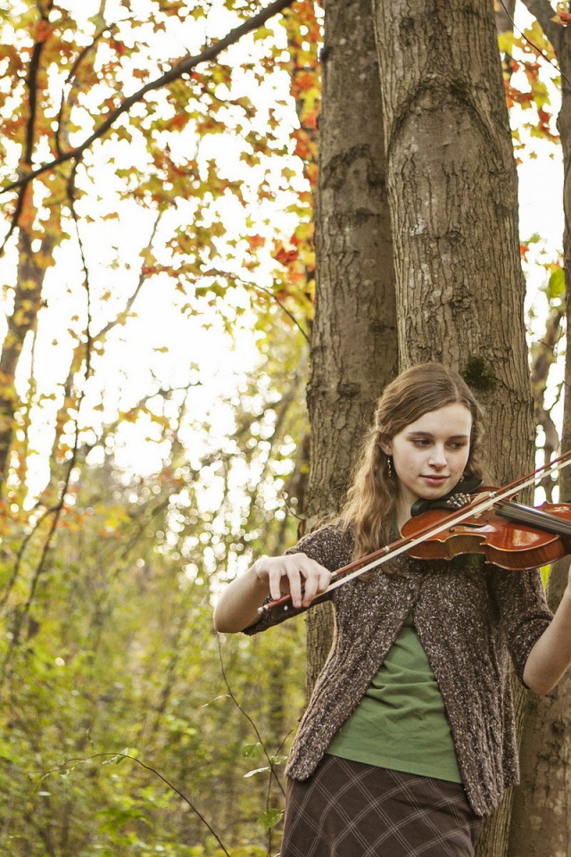 Скрипачка в осенней роще