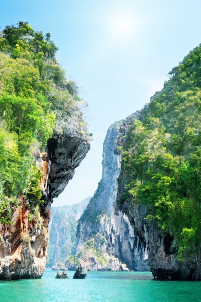 Узкий проход между мощными скалами