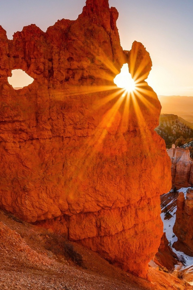 Луч солнца сквозь скалу каньона
