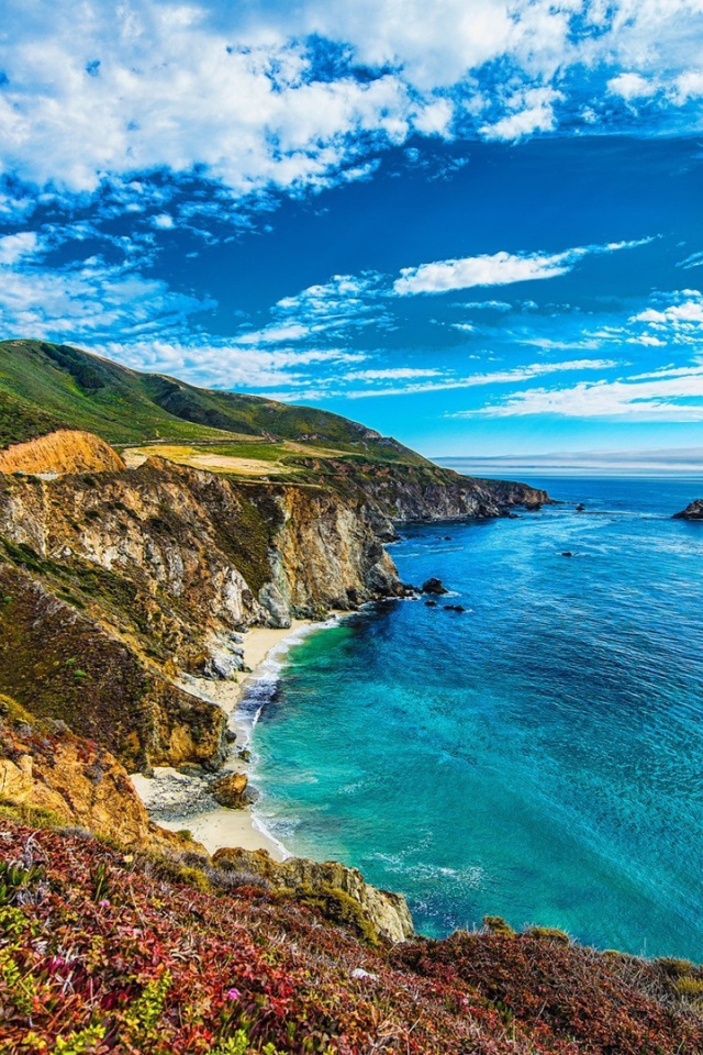 Арочный мост у берега моря