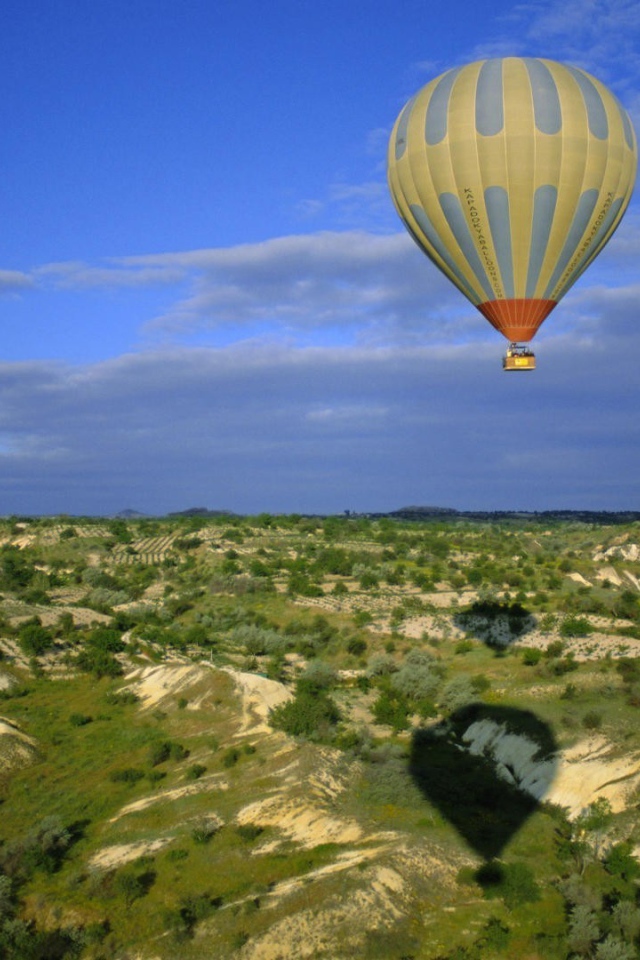 Воздушный шар летит над плоскогорьем