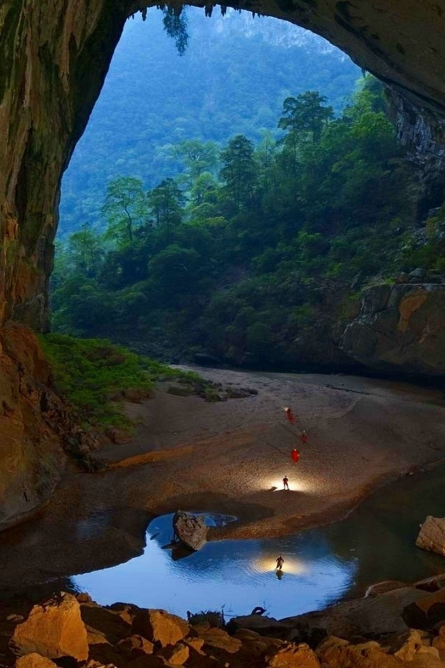 Красивая каменная пещера в джунглях