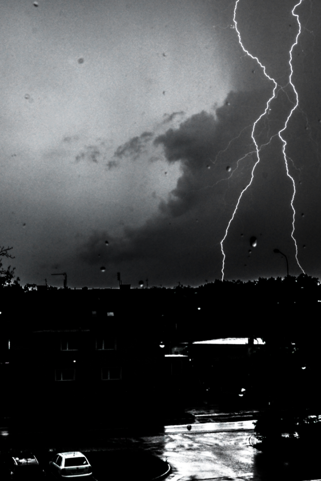 Черно белое фото грозы