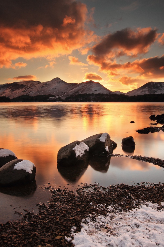 Черные камни у кромки воды