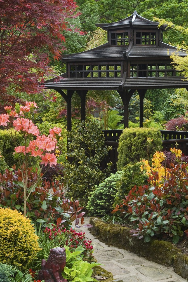 Черная деревянная беседка в японском саду