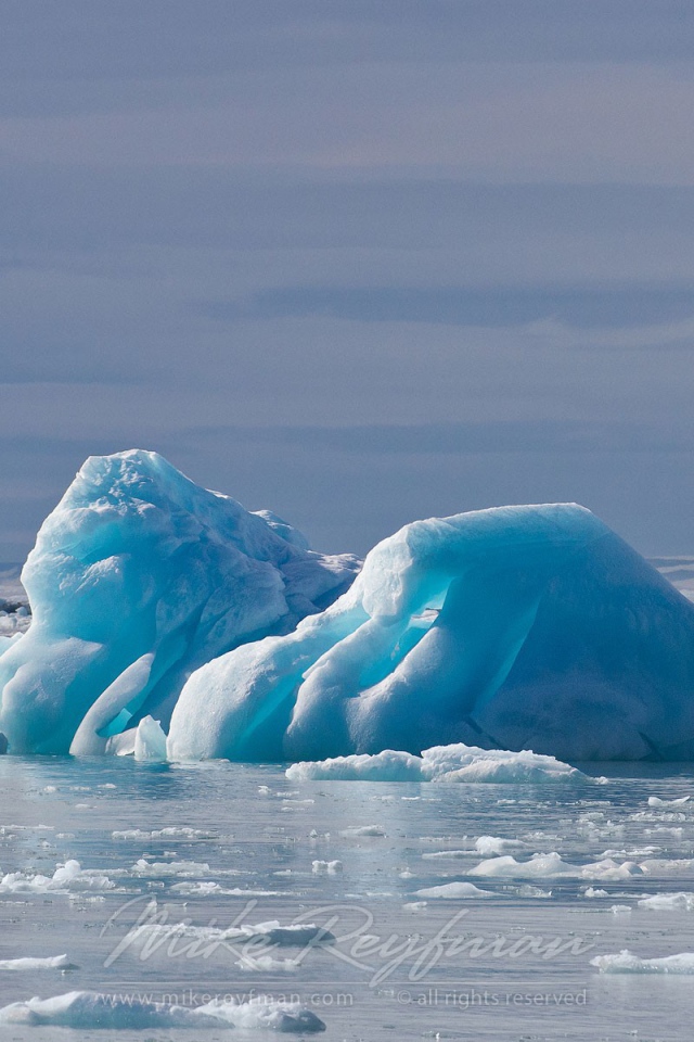 Голубой лед оторвался от ледника
