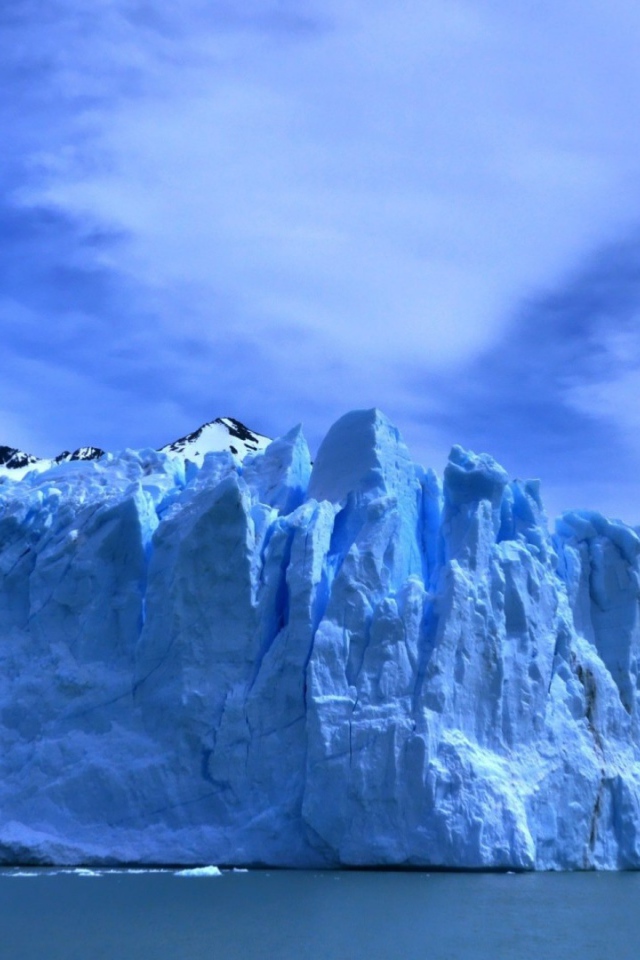 Голубой лед ледника на берегу моря