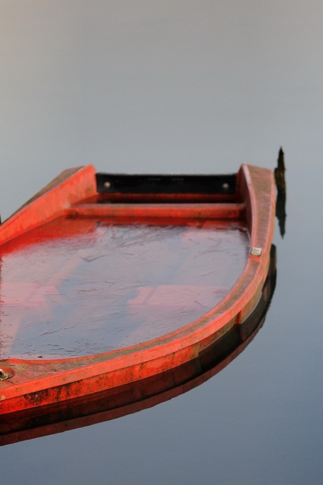 Лодку на привязи затопило водой