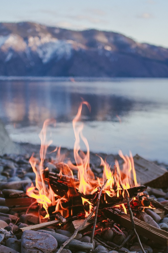 Костер на гальке у берега озера