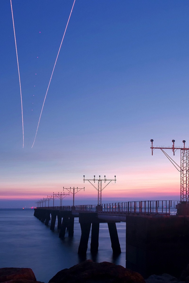 Мост с антеннами в заливе