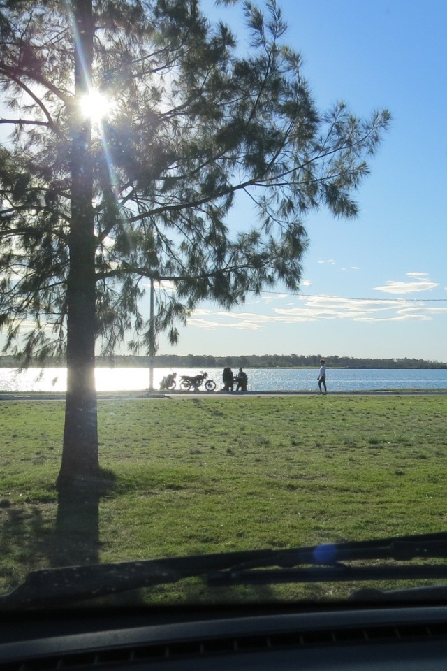 Яркое солнце на набережной