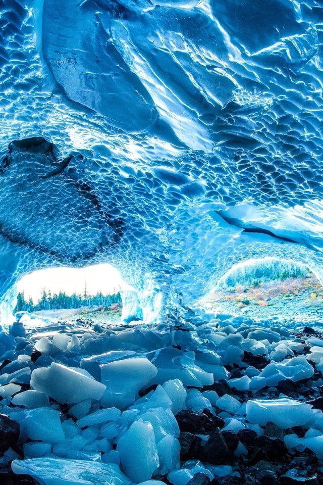 Пещера из голубого льда