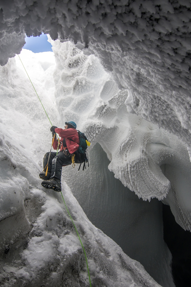 Спелеолог в арктической пещере