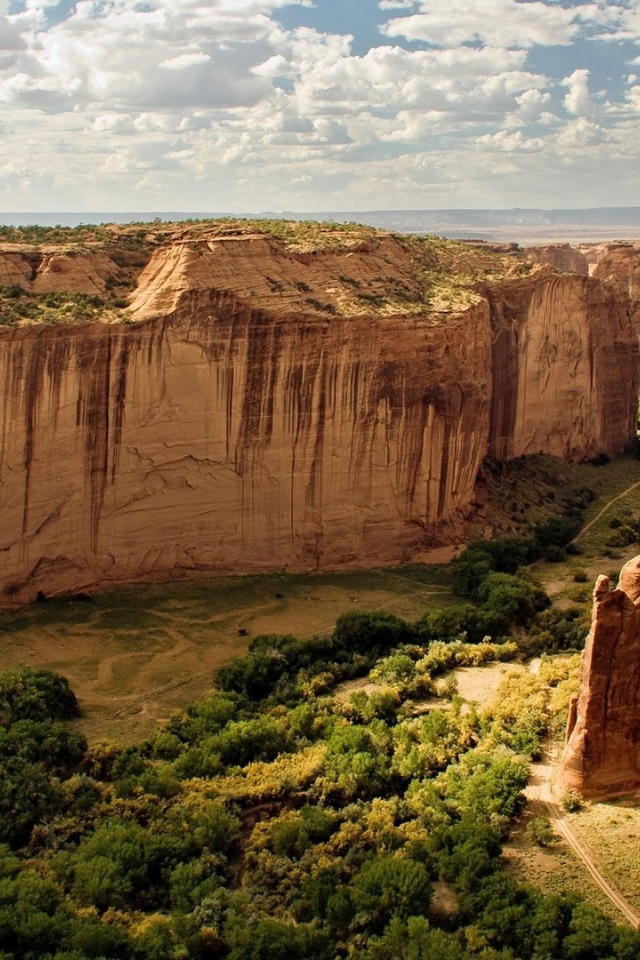 Отвесные скалы в каньоне