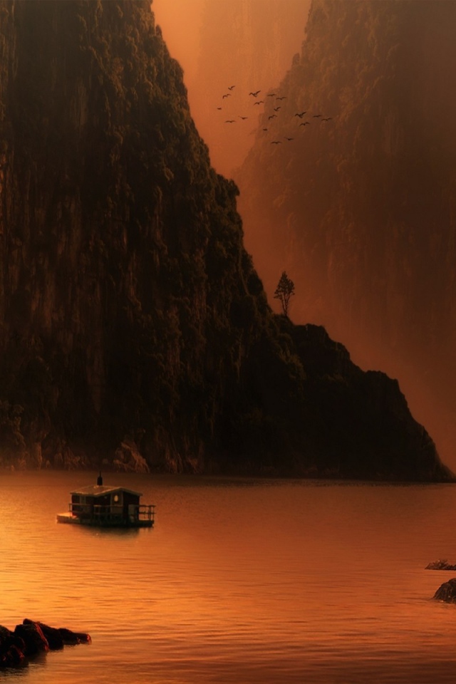 Уютная гавань между покрытых зеленью скал