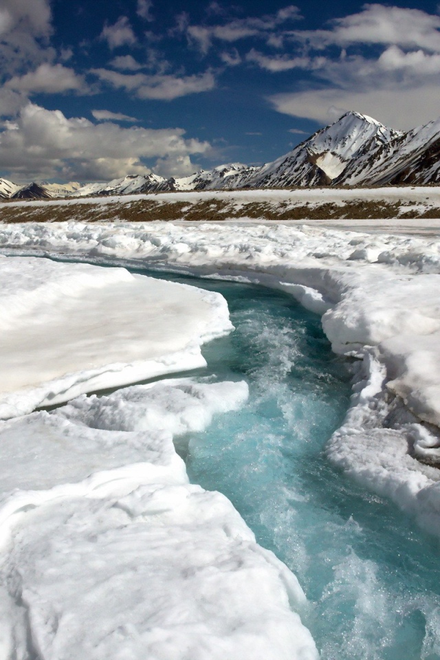 Ручей в разломе ледника