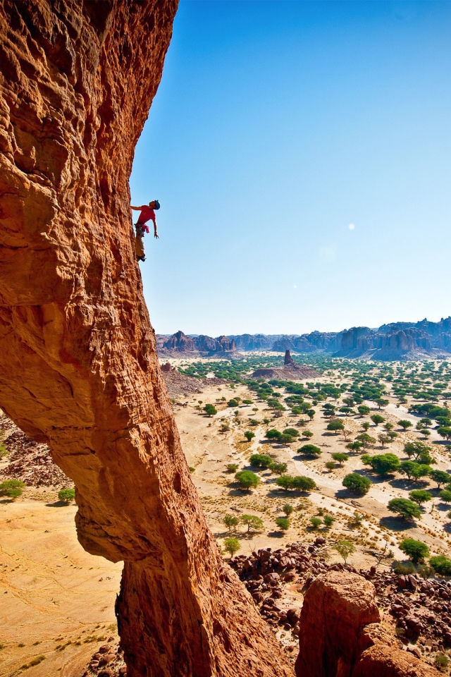 Бесстрашный скалолаз взбирается по скале