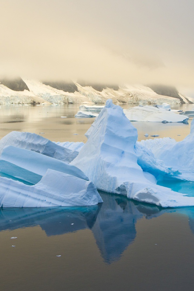 Обломки голубого льда в воде