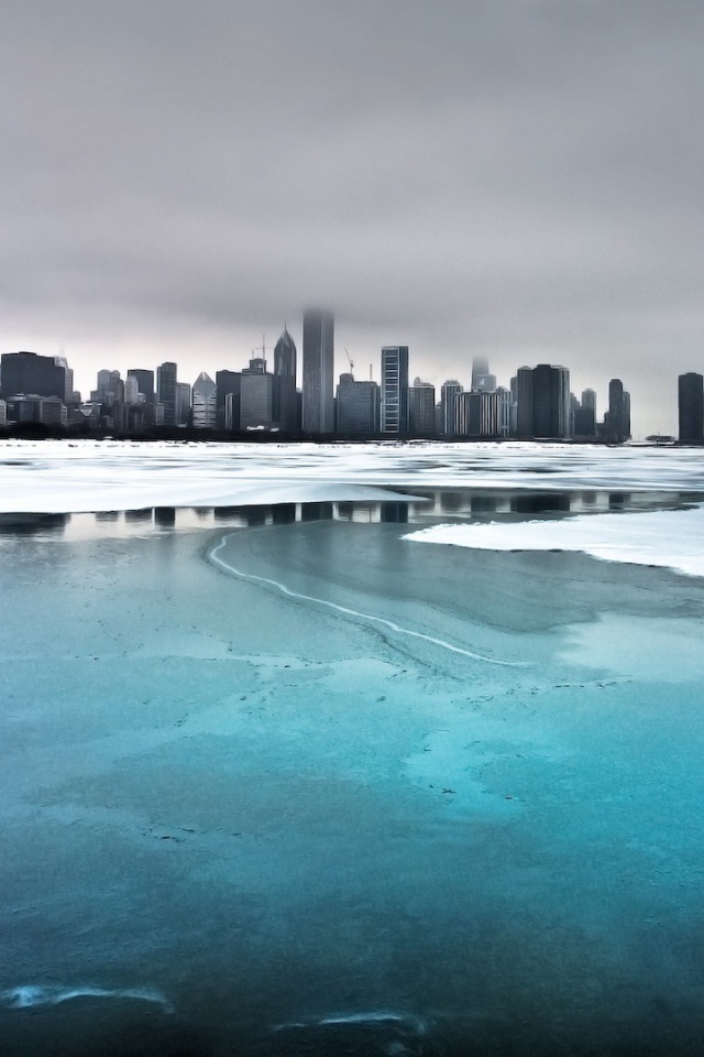 Замерзшее озеро у города