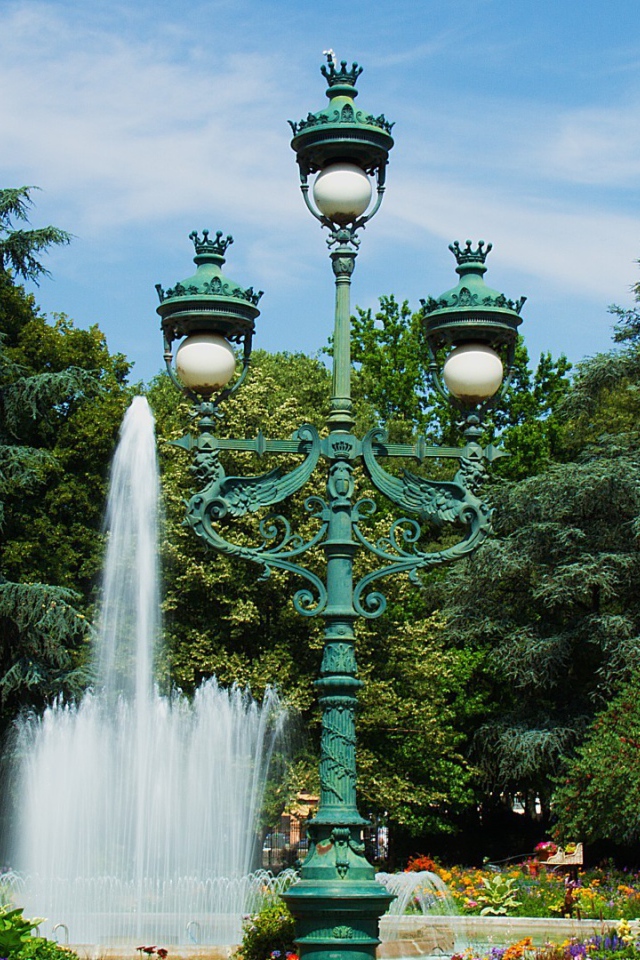 Зеленый чугунный фонарь в парке