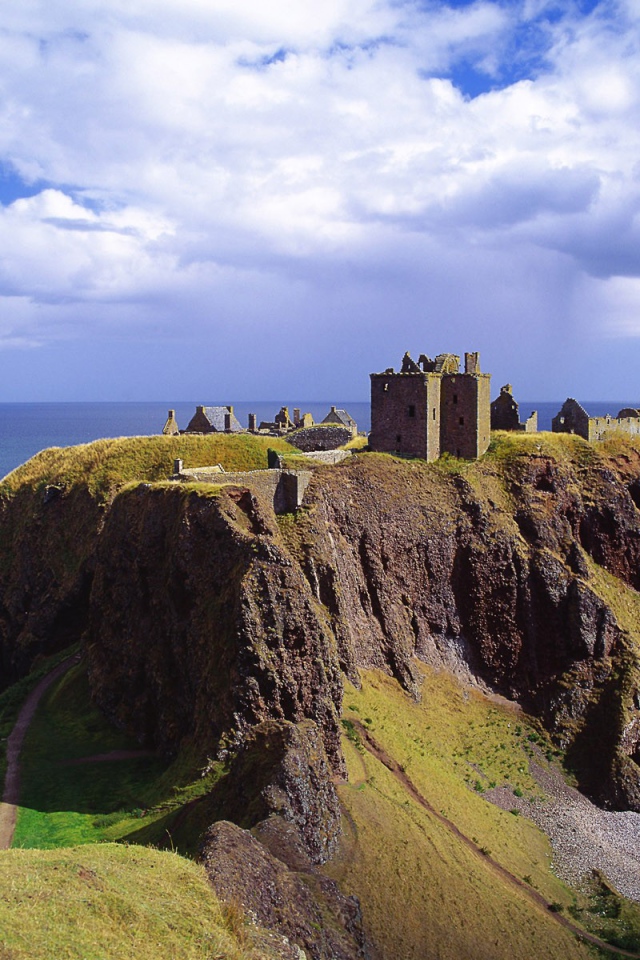 Неприступный поселок на скале над морем