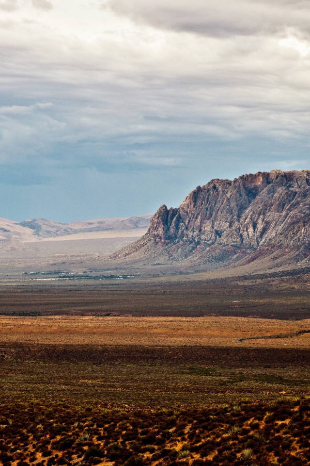 Неприветливая равнина между скалами