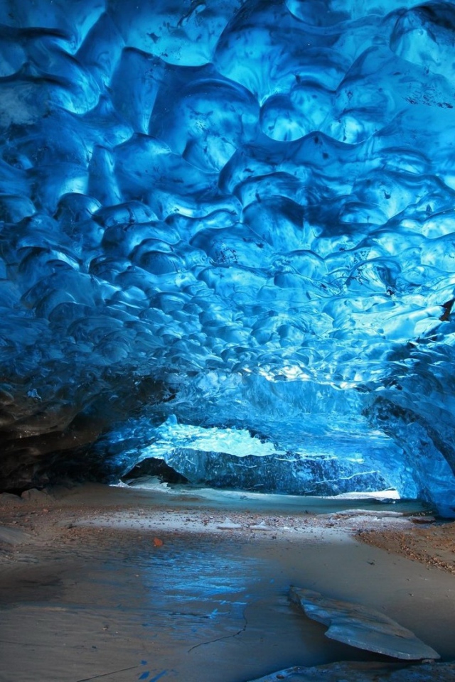 Внутри ледяной пещеры