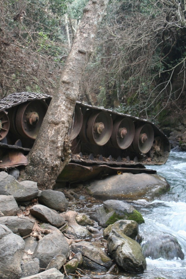 Перевернутый танк в горном ручье