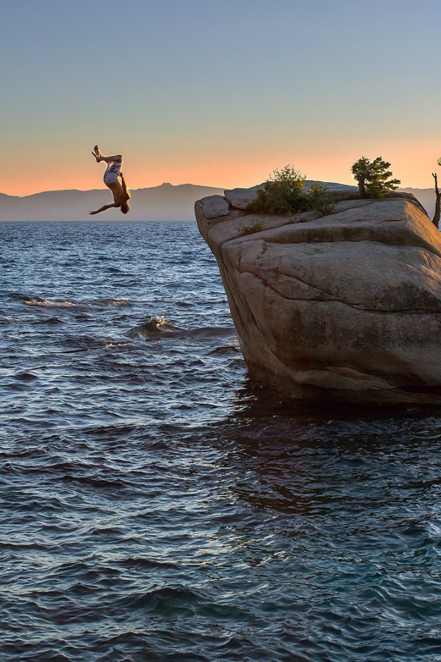 Прыжки со скалы у берега