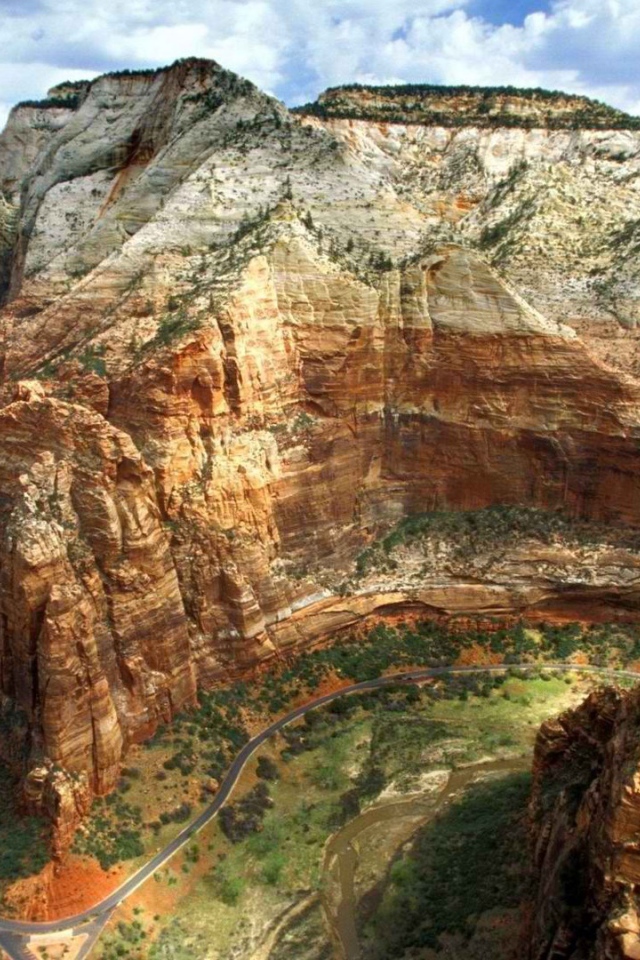 Пейзаж с обрывистыми скалами каньона