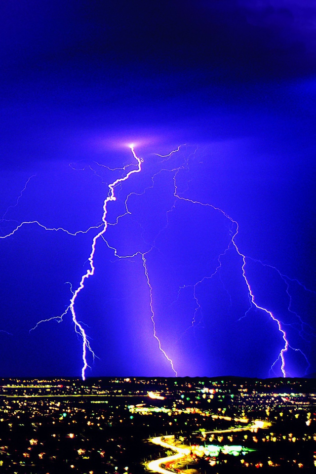 Молния в синем небе над ночным городом