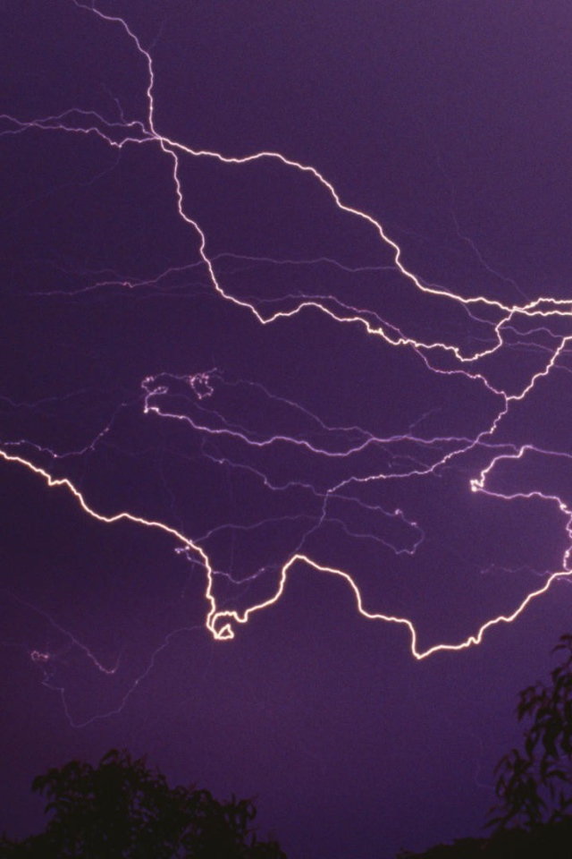 Молнии в фиолетовом небе ночью