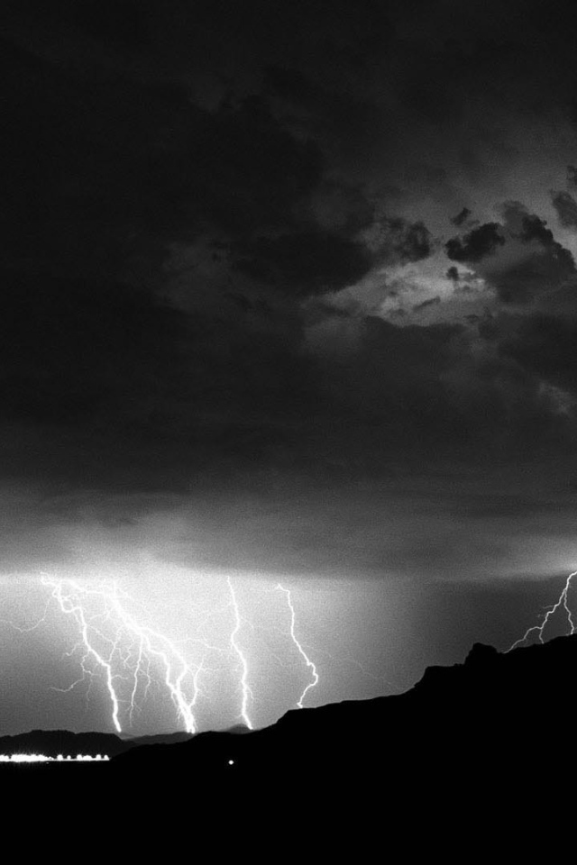 Монохромное фото грозы