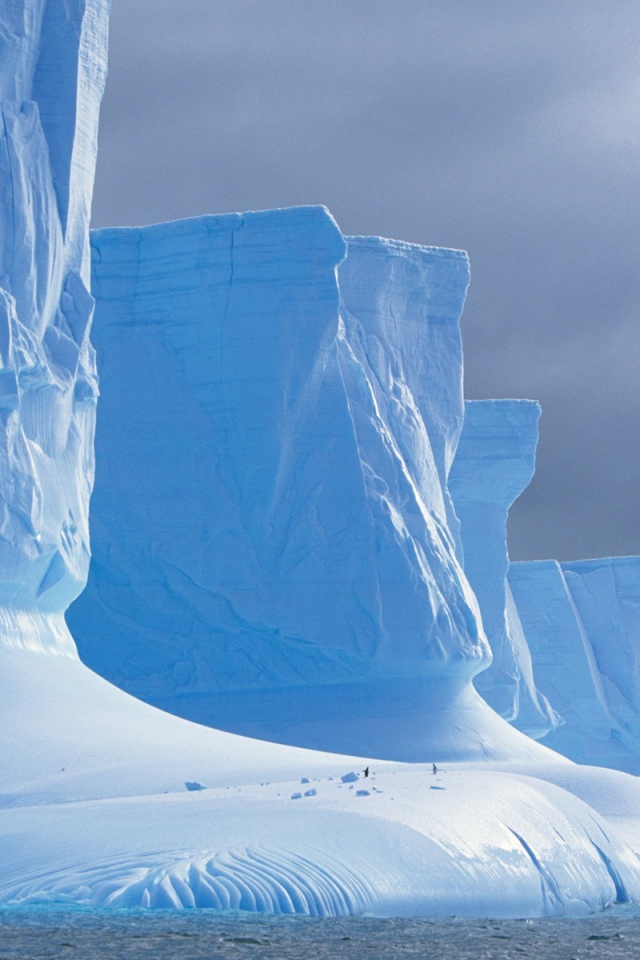 Монументальные ледяные скалы