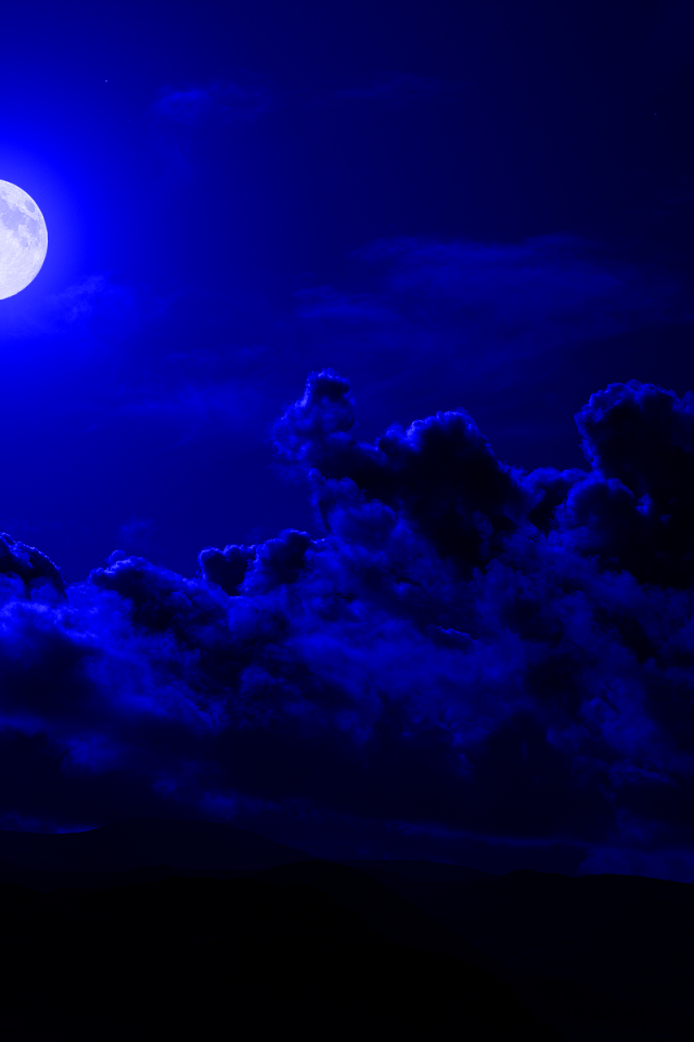 Луна в синем небе