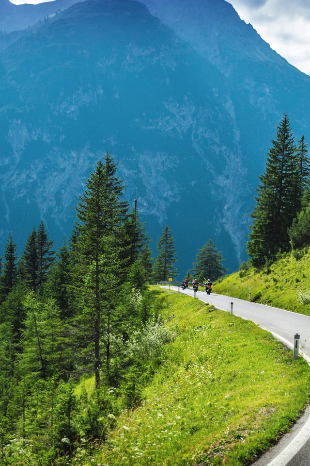 Мотоциклист на горной дороге