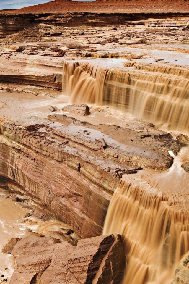 Мутная вода стекает со скал
