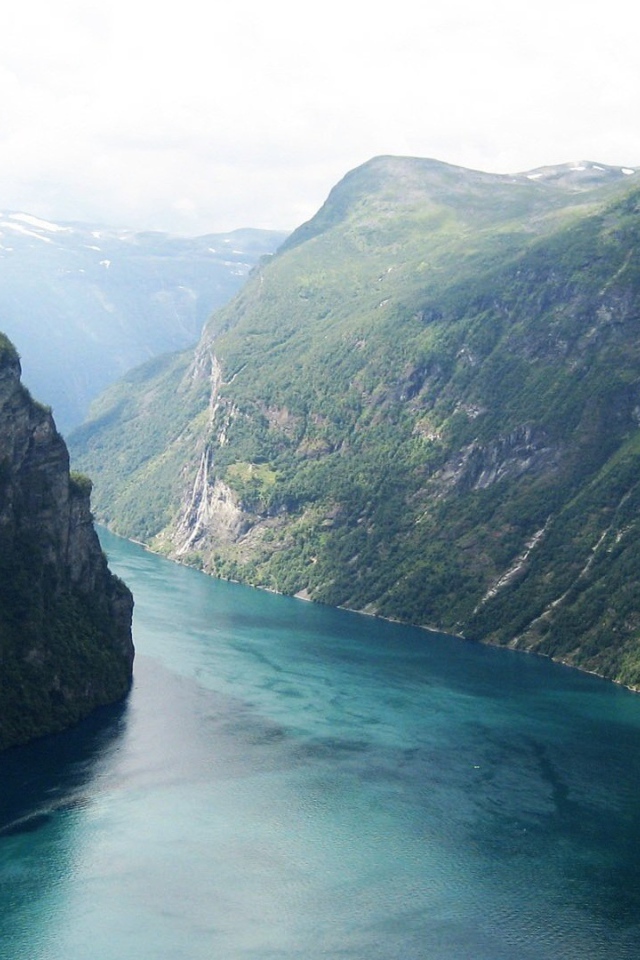 Узкий морской залив