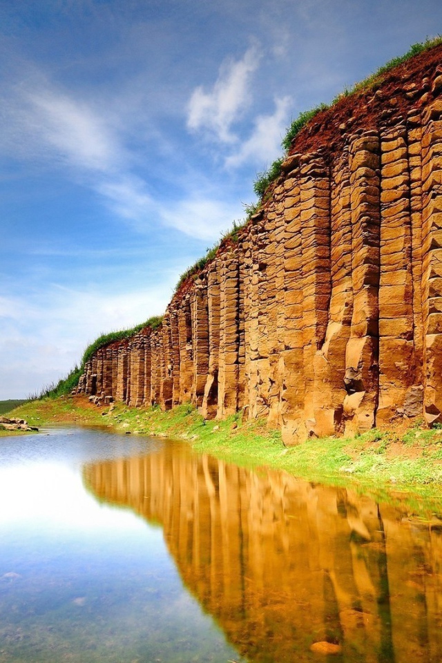 Природная стена из камня