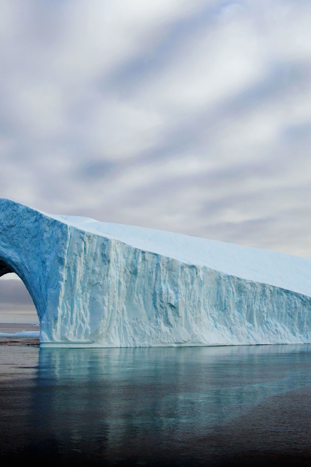 Аккуратный тоннель в леднике