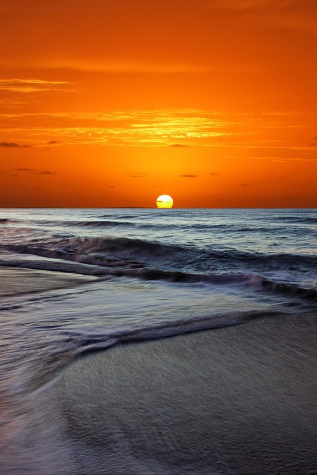 Оранжевое небо и бурное море