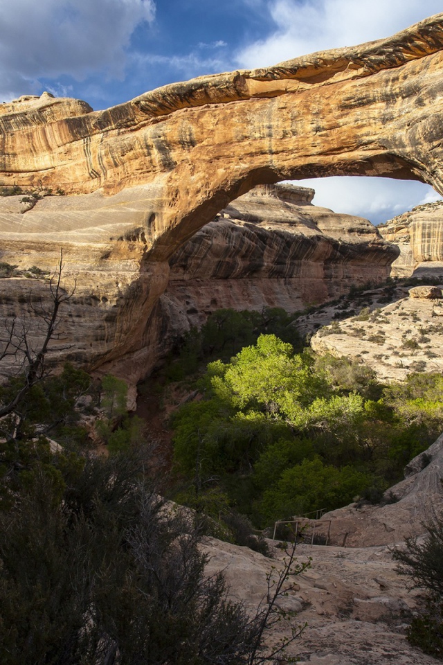 Проход под скалой в виде арки