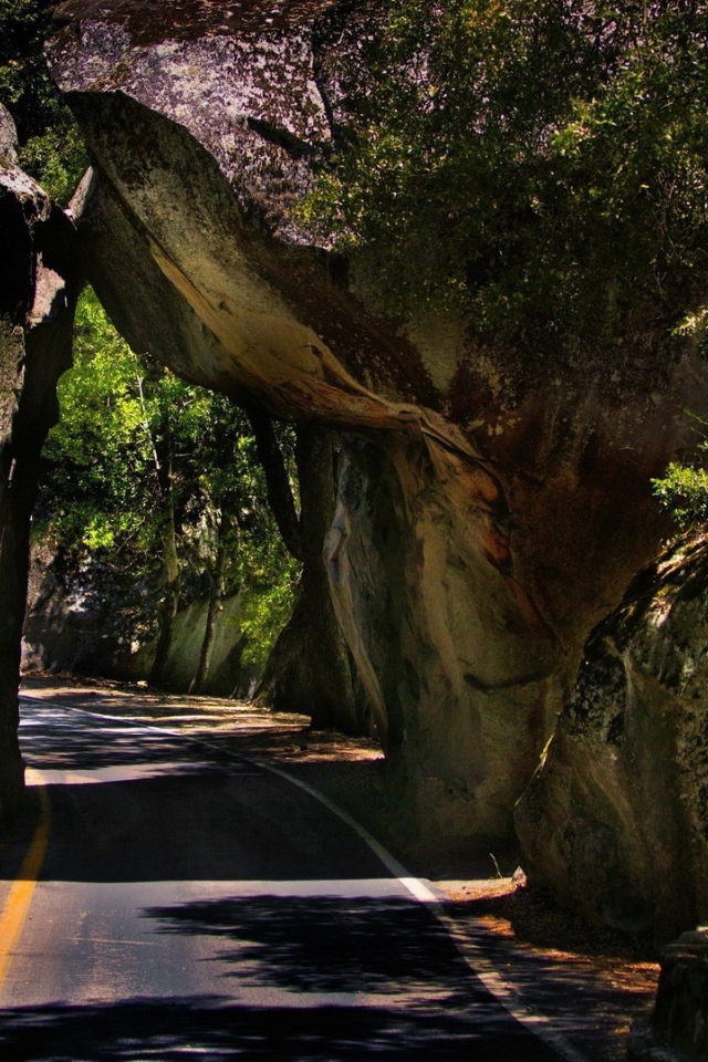 Проезд между двух скал