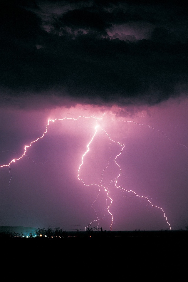 Розовая молния в черных облаках
