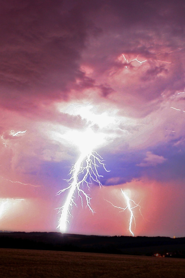 Мощные разряды молний в розовых облаках