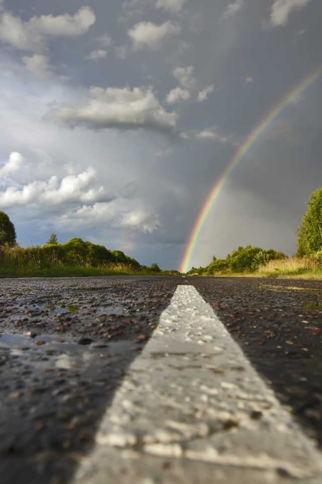 Радуга над асфальтом шоссе